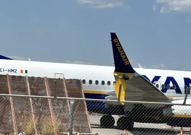 Ryanair 737 MAX Damages Winglet After Taxiing Into Fence at Kalamata Airport